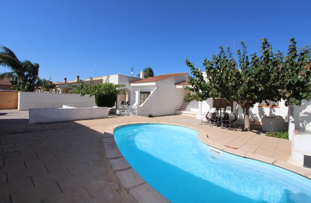 CASA CARPA A, ideal para tus vacaciones cerca del mar, wifi gratuito, aire acondicionado(OPCIONAL), piscina comunitaria, se admiten mascotas, playa para perros