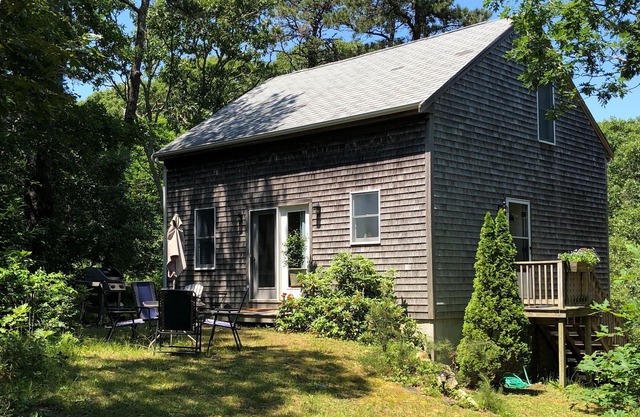 Casa Chica es una encantadora cabaña, ubicada en el bosque. ¡Piensa en la playa o R & R!