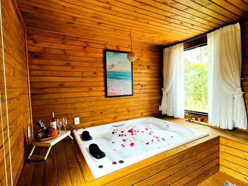 Casa com Banheira, Piscina e Quadra de Areia