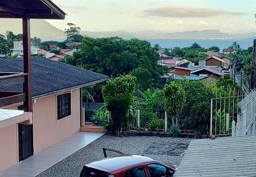 Casa com linda vista a 500 metros da praia