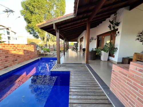 Casa com Piscina, Churrasqueira e Garagem Privativa