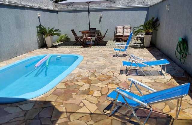 Casa com piscina duas quadras da praia