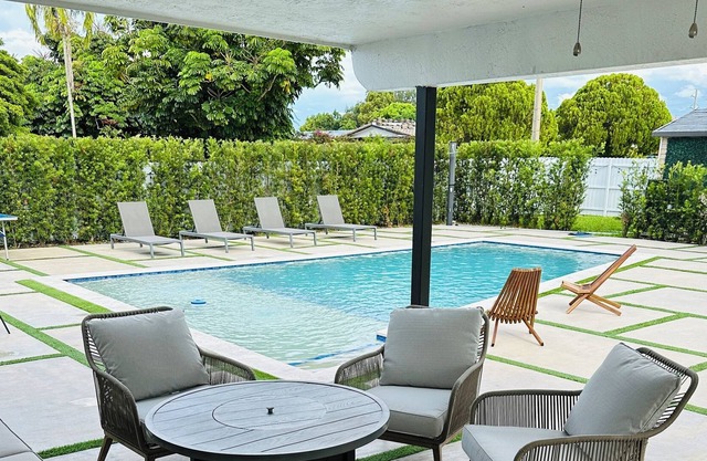 Casa con piscina climatizada, cancha de baloncesto.