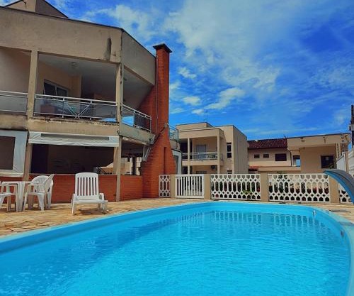 Casa de Praia MarAzul, 3 Quadras da PRAIA, 2 Quartos, WIFI, Garagem, condomínio com PISCINA, Churrasqueira e Sala de Jogos SINUCA