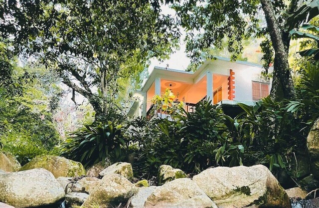 Casa del Arroyo · Relaxing Creek House + Fireplace + BBQ
