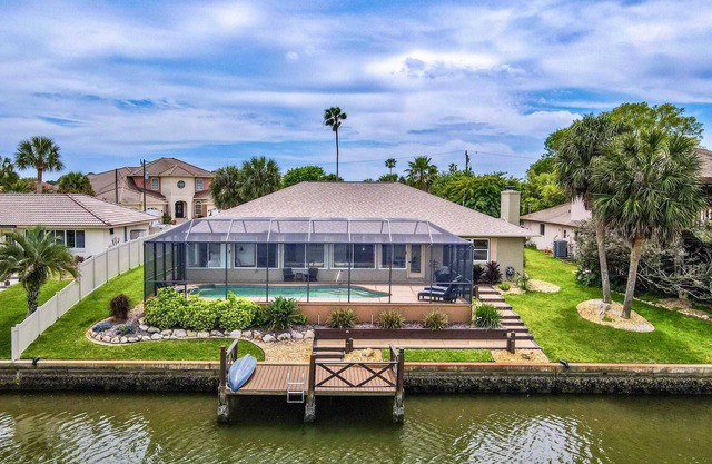 Casa Delfin: Canal Home with Pool