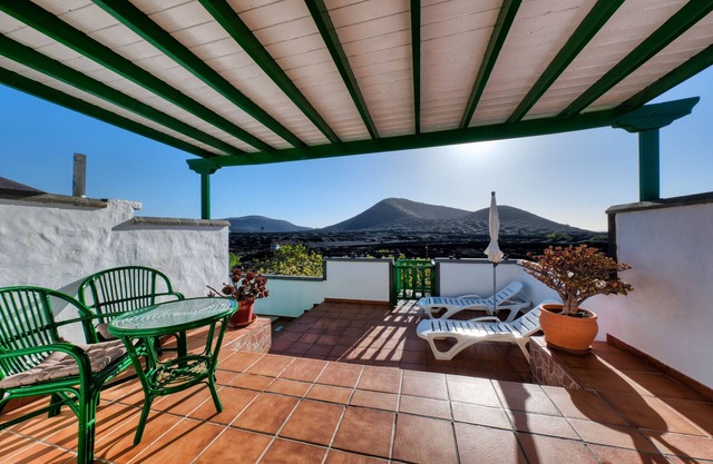 Casa Diama 2: vista a la Geria y piscina compartida