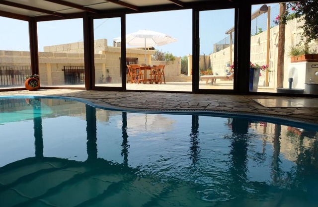 Casa en finca de uva con piscina privada, cubierta y climatizada