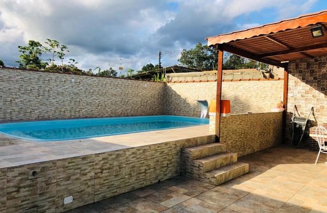 Casa espaçosa, com piscina e churrasqueira.