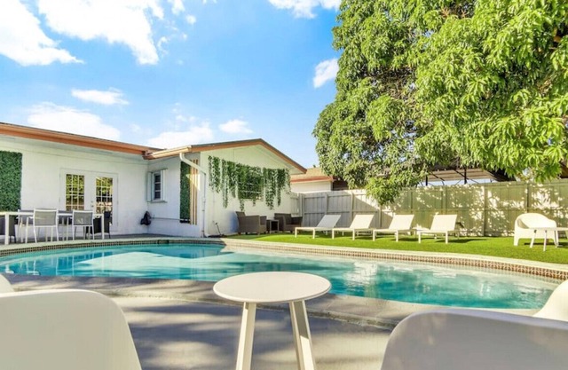 Casa Eva | 5 BR with pool | 10 mins to the beach