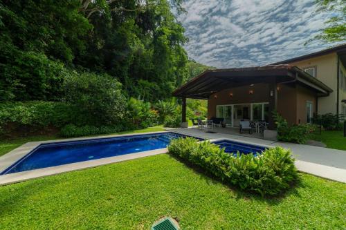Casa Forest 4 bdrs private pool in Los Suenos