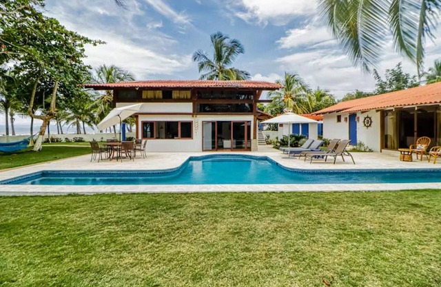Charming 3-bedroom house with AC, WiFi in brilliant Puntarenas