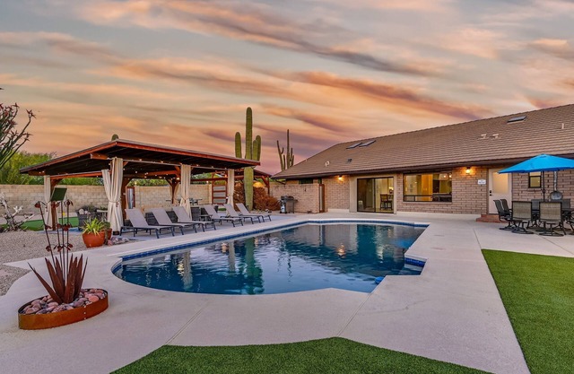 Casa Luna | 8BR w/ Pool, Hot Tub, Putting Green | Pet Friendly