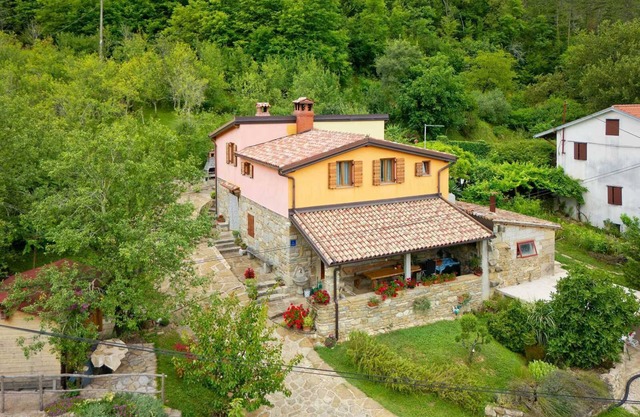 Casa Mira - Two Bedroom Holiday Home with Pool