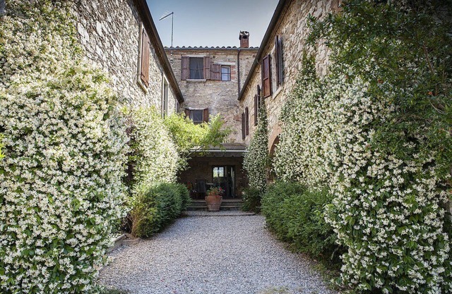 Casa Monia A: Un apartamento luminoso y elegante convertido de un antiguo molino.
