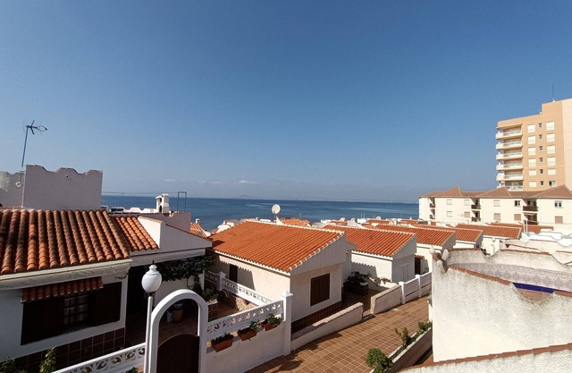 Alojamiento con vistas al mar con terraza y Wifi.