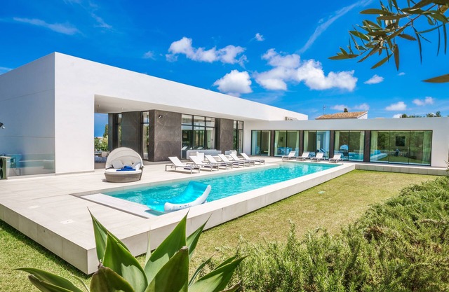 CASA PERLA Exceptional luxury villa for 10 guests with WiFi , heated pool A/C