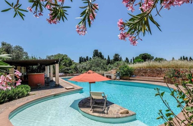 Casa Rustico, gran piscina, a 350 metros de la playa, junto al río.