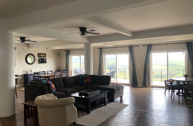 Casa Tranquila Puerto Nuevo con vista al mar y montaña que tiene capacidad para 20