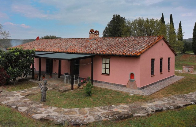 Típica casa de campo en una posición panorámica a pocos km del lago Trasimeno en Umbría, 4 dormitorios y 4 baños.