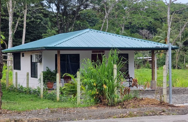 Casita en pueblo Costarricense muy linda y segura PURA VIDA