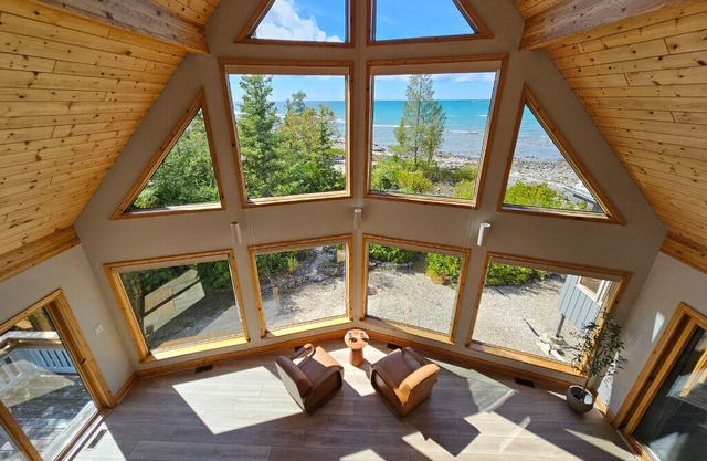 Casolena Lakehouse: Cottage with Panoramic Lake View for a Peaceful Retreat