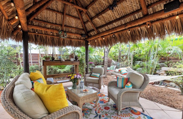 Vida informal en la playa: 1 cama / 1 baño, arte inspirado, jardín privado, pasos de la playa