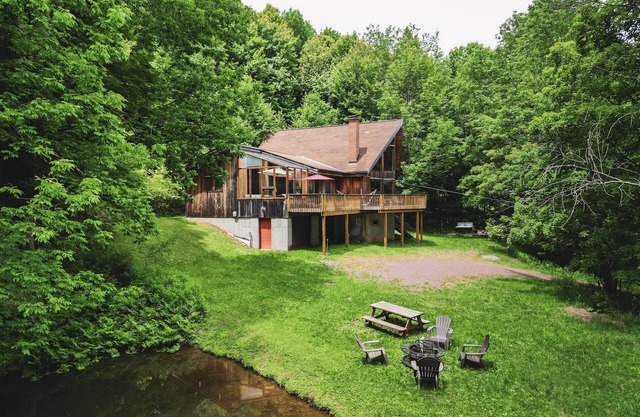 Chalet moderno con bañera de hidromasaje, sauna, sala de juegos y estanque de natación.
