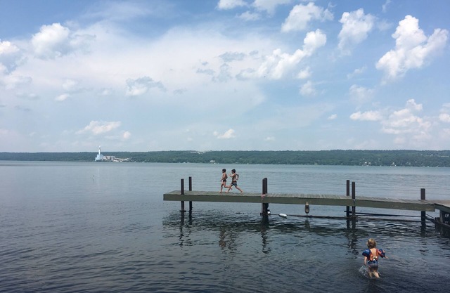 ¡La propiedad frente al mar del lago Cayuga tiene capacidad para 85+ en 4 acres!