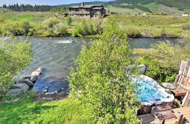 CB River Cabin: Amazing Views, Quiet Location, Hot Tub on the River!