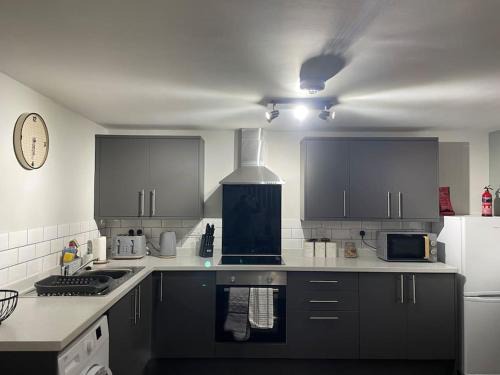 Cedar House - A modern 2 bedroom house with free parking in the town centre! by ShortStays4U