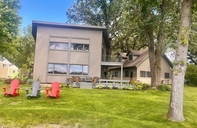 Cedar Lake Getaway - Lake House & Game Room w/Loft