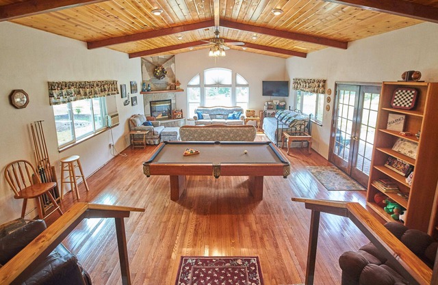 Cedar Meadow Escape: casa espaciosa, privada y cómoda ubicada en el hermoso Cedar Valley, a solo minutos de distancia de todo.