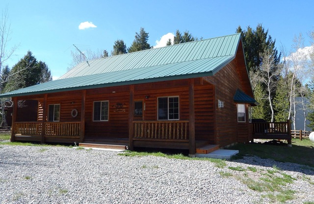 Cedar Rest es una cabaña encantadora a solo 17 millas de las puertas de Yellowstone
