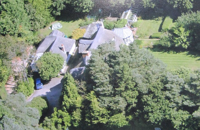 Cabaña cubierta con paja en el propio jardín, en terrenos de la casa del propietario cercanos