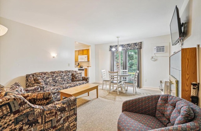 Cedarbrook Deluxe Two Bedroom Suite with outdoor heated pool 10708