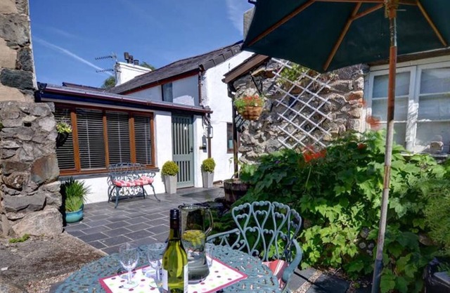 Cuatro millas de la ciudad de Caernarfon en el patio de los propietarios en una estrecha calle privada es la sexta