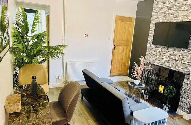 Central 2-Bed House - Sleeps 6, Parking & Garden