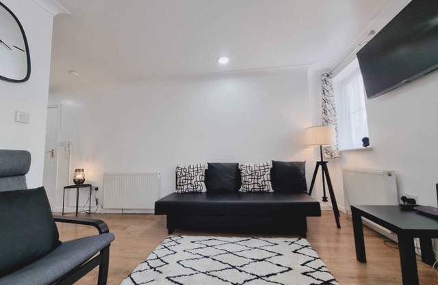 Central 2Bedroom/1Bathroom Flat w/ FREE WiFi and Parking