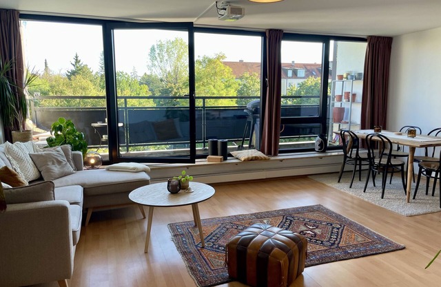 Central 3-room apartment with balcony (85sqm) right next to the subway