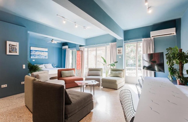 Central and Comfy with Private Balcony and Rooftop Access - CT3