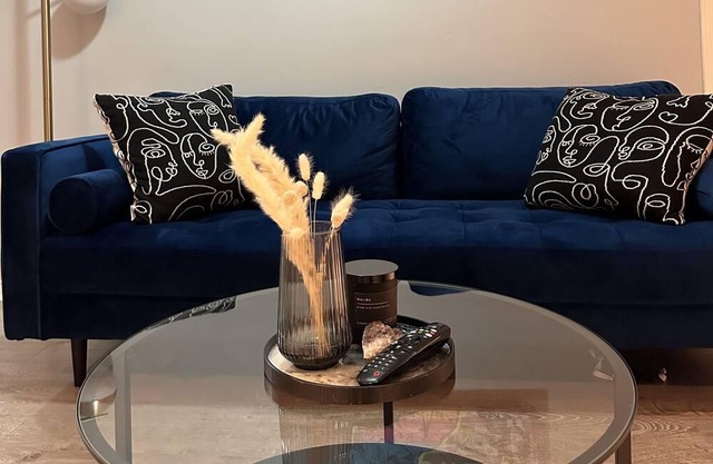 Central city - 10 mins from Pearson airport