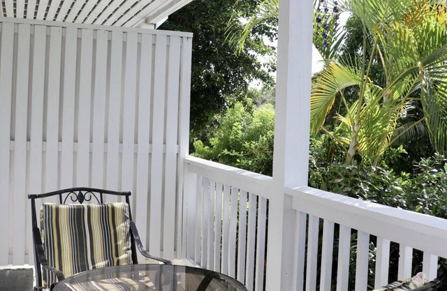 Central Condo Oasis w/ pool, walk to bus + shops