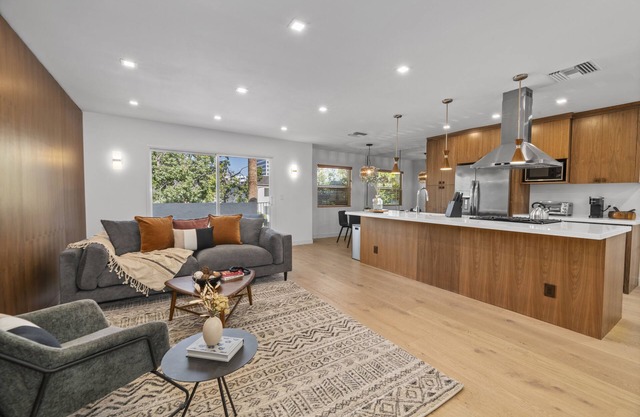 Central Santa Monica Modern Oasis Apartment w/ high end finishes