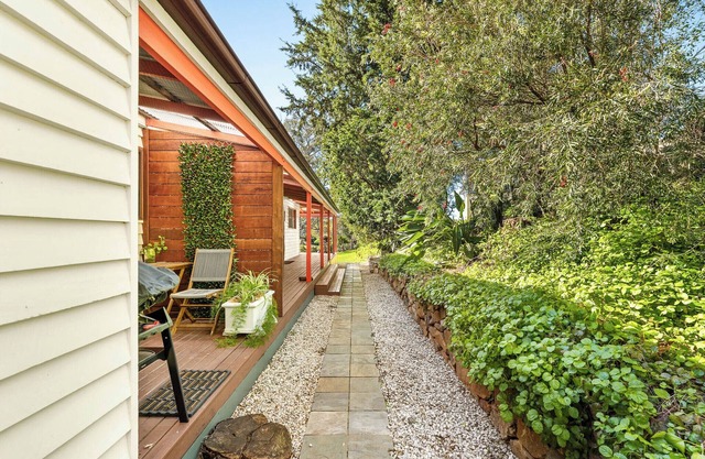 Central Tilba Overnight Retreat — King Bed, Ensuite, Pet-Friendly