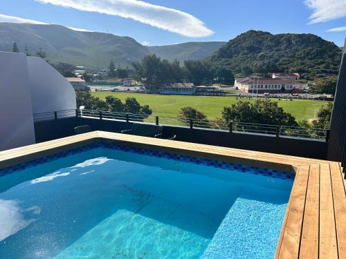 Central Town Duplex with Pool, BBQ & Mountain View