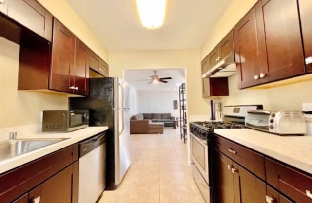 Centrally Located-Private Backyard/Beach/ Parking1
