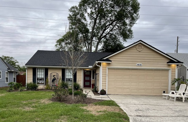 Centrally located to beach, Town Center and Mayo.