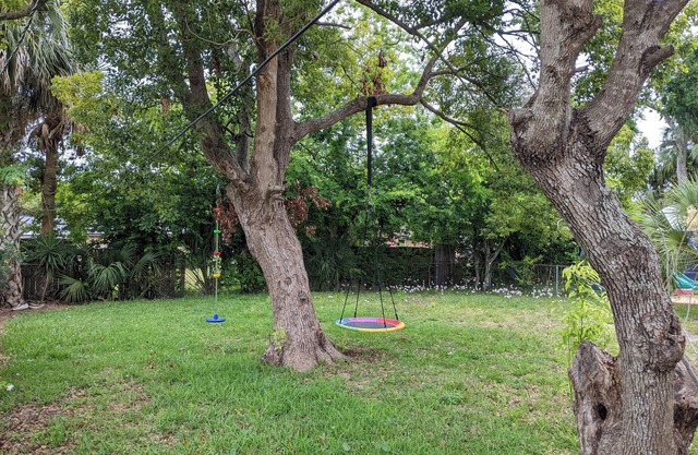 Centrally Located South Daytona Bungalow - 5 minutes to the beach! ENTIRE HOME