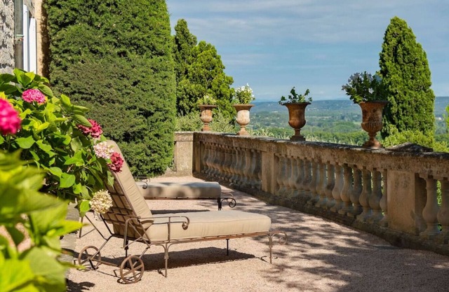 Château les deux Lions located in the heart of a historic village near Uzes